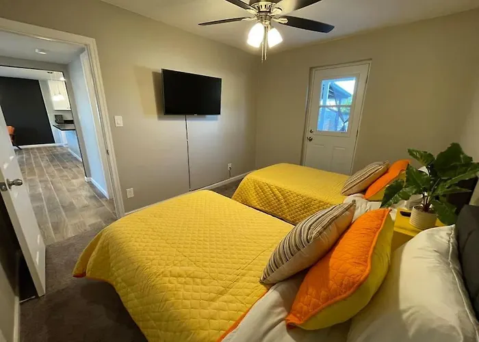Apartment New Midtown Modern With Backyard