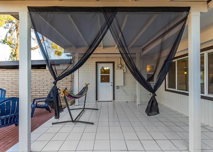 New Midtown Modern With Backyard