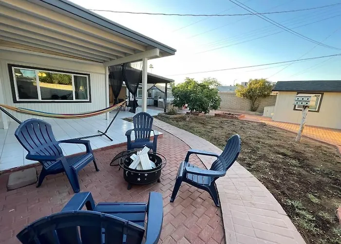 New Midtown Modern With Backyard *