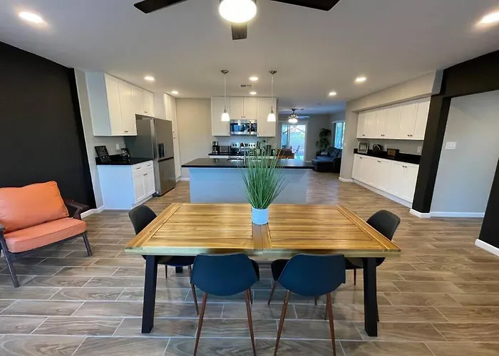 Apartment New Midtown Modern With Backyard
