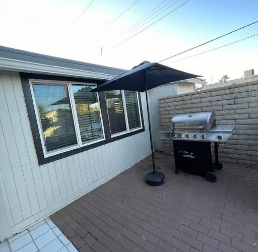 New Midtown Modern With Backyard *