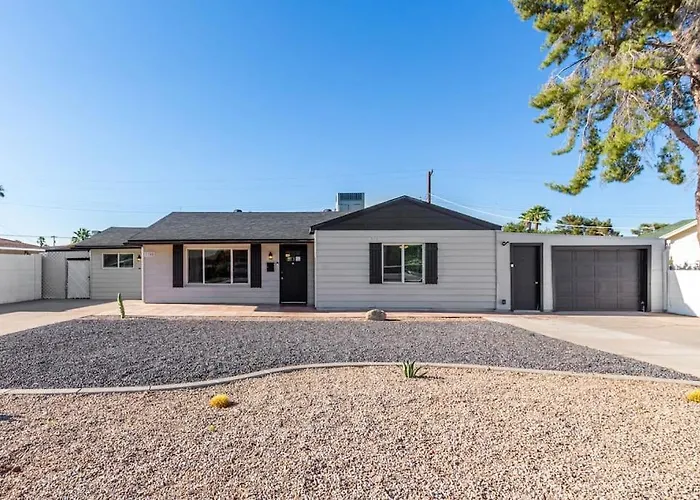 New Midtown Modern With Backyard