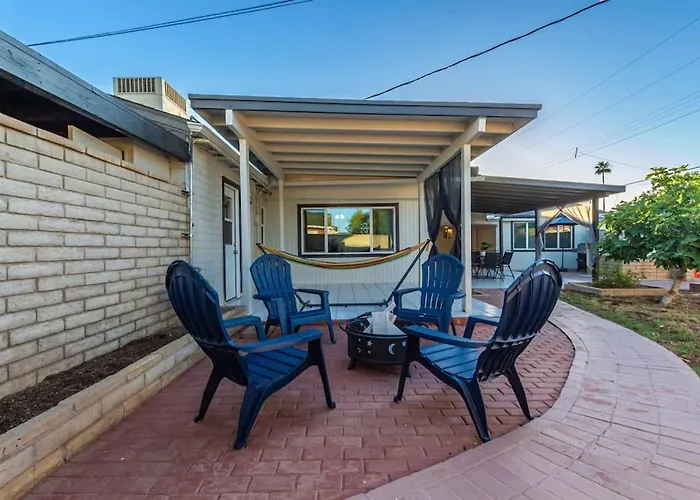 New Midtown Modern With Backyard *